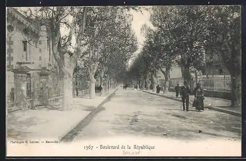 AK Salon-de-Provence, Boulevard de la République animé avec passants et arbres bordant la rue