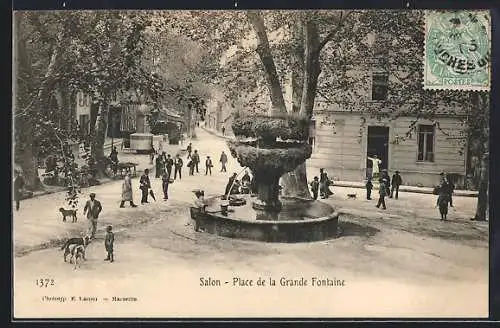 AK Salon-de-Provence, Place de la Grande Fontaine animée avec passants et chiens