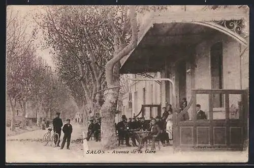 AK Salon, Avenue de la Gare avec des personnes assises en terrasse