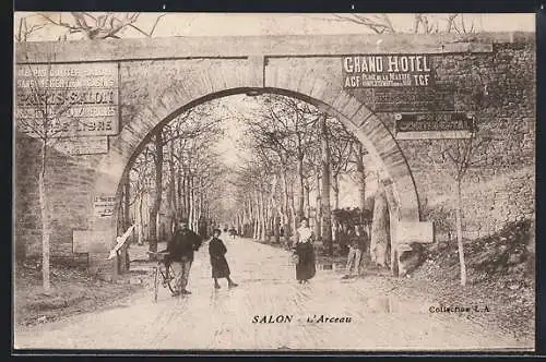 AK Salon-de-Provence, L`Arceau avec passants et cycliste sous l`allée d`arbres