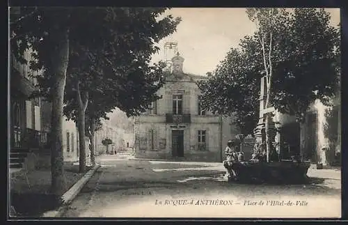 AK La Roque-d`Anthéron, Place de l`Hôtel-de-Ville et fontaine