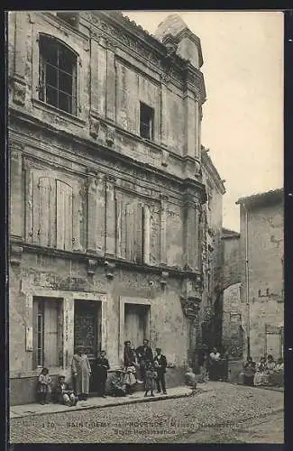 AK Saint-Rémy-de-Provence, Maison Renaissance avec habitants devant l`entrée