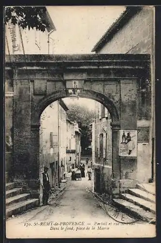 AK Saint-Rémy-de-Provence, Portail et rue Saint-Paul avec vue sur la place de la Mairie