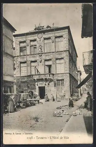 AK Tarascon, L`Hôtel de Ville et rue animée avec passants et charrette