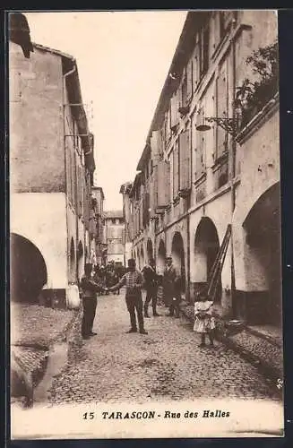 AK Tarascon, Rue des Halles avec passants et arcades historiques