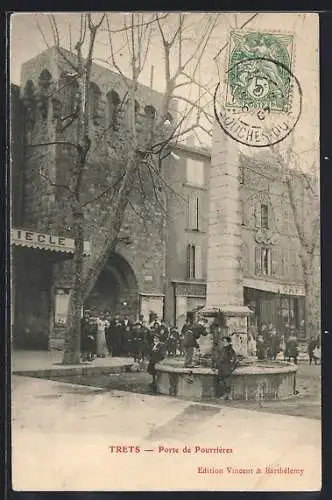 AK Trets, Porte de Pourrières et fontaine avec des passants