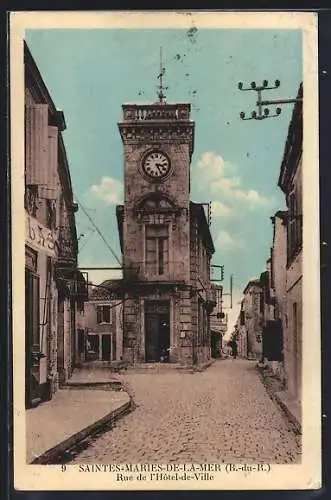 AK Saintes-Maries-de-la-Mer, Rue de l`Hôtel-de-Ville avec l`horloge du clocher