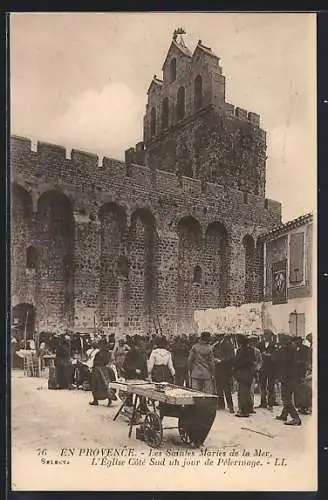 AK Les Saintes Maries de la Mer, L`Église Côté Sud un jour de Pèlerinage