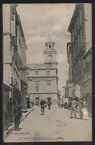 AK Marseille, Rue du Vieux-Port et Hôtel-de-Ville mit Passanten und Radfahrer