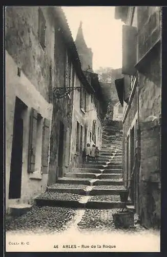 AK Arles, Rue de la Roque avec escaliers pavés et maisons anciennes