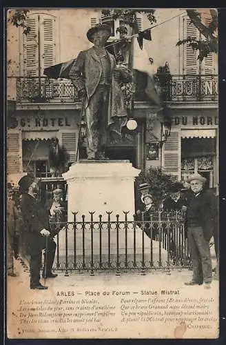 AK Arles, Place du Forum avec la statue de Mistral et l`hôtel du Nord en arrière-plan