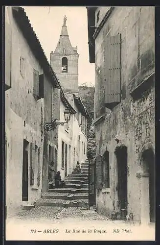 AK Arles, La Rue de la Roque et son clocher pittoresque