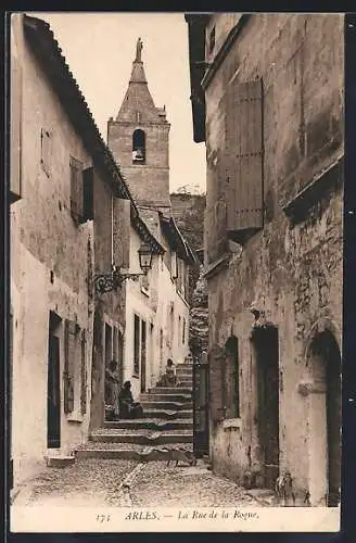 AK Arles, La Rue de la Roque