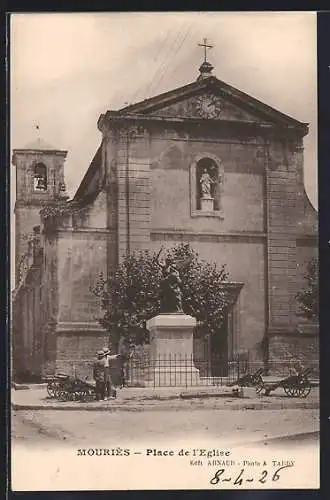 AK Mouriès, Place de l`Église et statue centrale