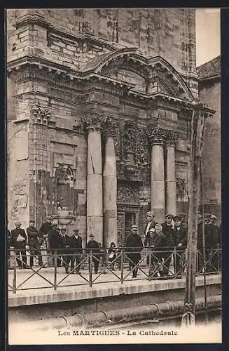 AK Martigues, La Cathédrale avec des passants devant l`entrée