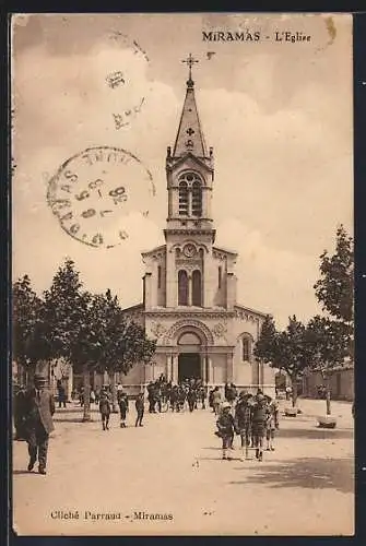 AK Miramas, L`église et les passants sur la place