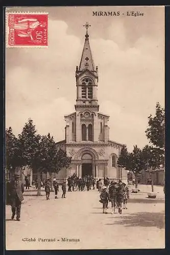 AK Miramas, L`Église et la place animée