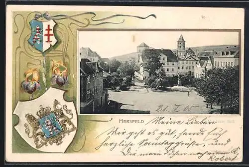 Passepartout-Lithographie Hersfeld, Strassenpartie mit Denkmal, Wappen