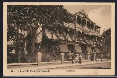 AK Bad Rothenfelde /Teutoburger Wald, Hotel Wilhelmina mit Passanten