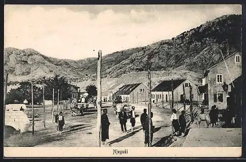 AK Njegusi, Strassenpartie mit Tunnel und Bergpanorama