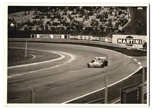 Fotografie Motorsport, Formel 2 Autorennen auf dem Nürburgring 1972, Rennwagen vor Zuschauertribüne