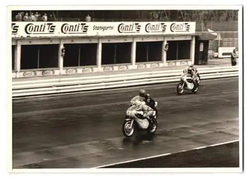 Fotografie Motorsport, Motorradrennen auf dem Nürburgring, Motorrad, Rennmotorrad Startnummer 72 & 52 auf der Zielgerade