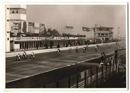 Fotografie Motorrad-Rennen, Rennmotorräder auf der Start - und Zielgeraden des Nürburgring's