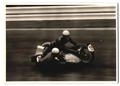 Fotografie Motorrad-Rennen Nürburgring, Rennmotorrad mit Seitenwagen Startnummer 19