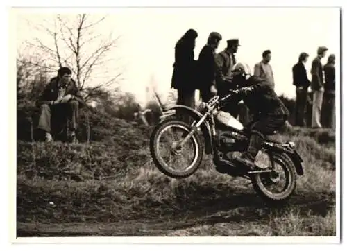 Fotografie Motorrad Geländerennen - Motocross, Rennmotorrad im Sprung