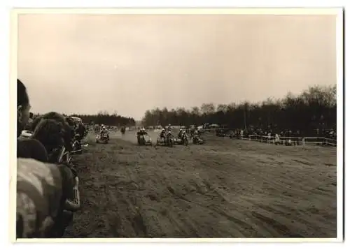 Fotografie Motorrad - Rennen, Motocross, Geländerennen, Rennmotorrad mit Seitenwagen kurz nach dem Start