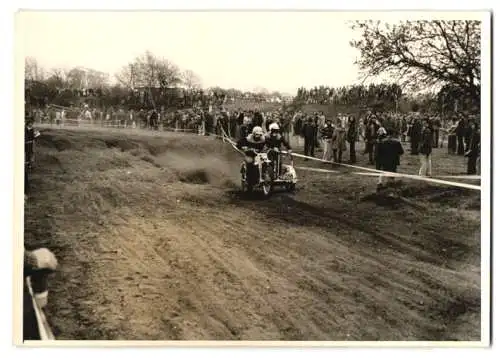 Fotografie Motorrad - Rennen, Motocross, Geländerennen, Rennmotorrad mit Seitenwagen Startnummer 200