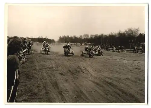 Fotografie Motorrad - Rennen, Motocross, Geländerennen, Rennmotorrad mit Seitenwagen BMW GS u.a. kurz nach dem Start