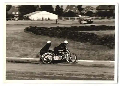 Fotografie Motorsport, Speedway-Motorradrennen, Motorrad, Rennmotorrad mit Seitenwagen Startnummer 41