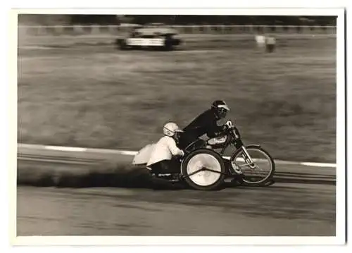 Fotografie Motorsport, Speedway-Motorradrennen, Motorrad, Rennmotorrad mit Seitenwagen Startnummer 3