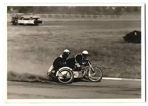 Fotografie Motorsport, Speedway-Motorradrennen, Motorrad Jawa, Rennmotorrad mit Seitenwagen Startnummer 41