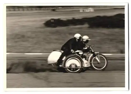 Fotografie Motorsport, Speedway-Motorradrennen, Motorrad, Rennmotorrad mit Seitenwagen Startnummer 35