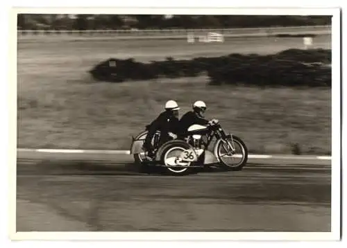 Fotografie Motorsport, Speedway-Motorradrennen, Motorrad, Rennmotorrad mit Seitenwagen Startnummer 36