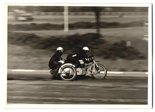 Fotografie Motorsport, Speedway-Motorradrennen, Motorrad, Rennmotorrad mit Seitenwagen Startnummer 41