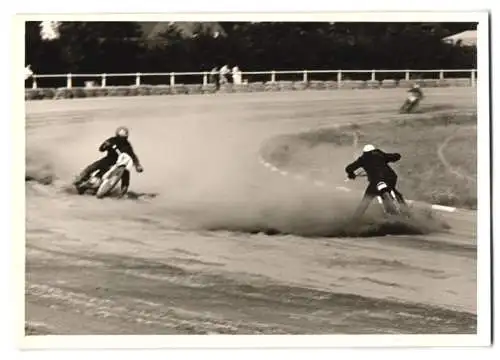 Fotografie Motorsport, Speedway-Motorradrennen, Motorrad, Rennmotorrad Startnummer 101 & Geisterfahrer