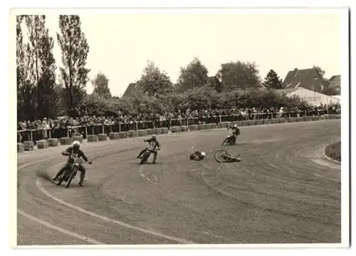 Fotografie Motorsport, Speedway-Motorradrennen, Motorrad, Rennmotorrad Startnummer 85 in Führung, 3. Fahrer stürzt