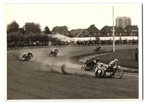 Fotografie Motorsport, Speedway-Motorradrennen, Motorrad, Rennmotorrad mit Seitenwagen Startnummer 52 & 54