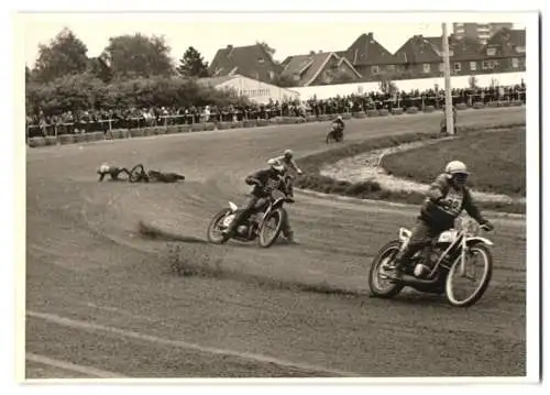 Fotografie Motorsport, Speedway-Motorradrennen, Motorrad, Rennmotorrad, Fahrer liegt nach Sturz auf der Piste