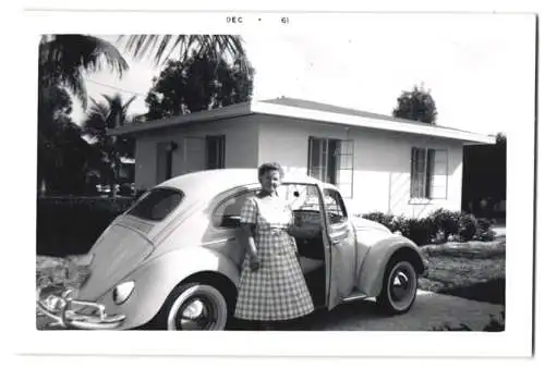 Fotografie Auto Volkswagen VW Käfer, Hausfrau nebst PKW mit US-Kennzeichen 1961