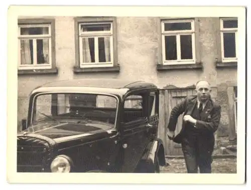 Fotografie Auto Opel, Fahrer im Anzug hat es eilig in Ingelfingen 1934