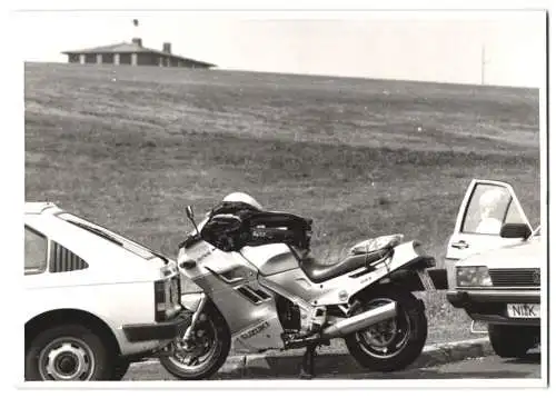 Fotografie Motorrad Suzuki GSX, Krad auf einer Passstrasse