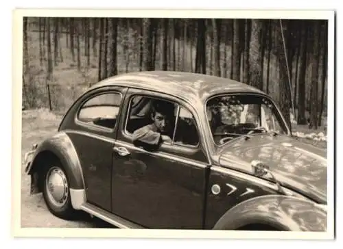 Fotografie Auto Volkswagen VW Käfer, Bursche im PKW sitzend