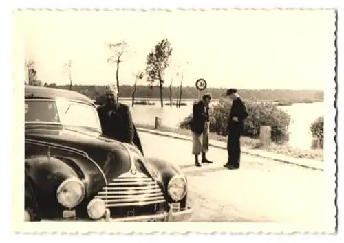 Fotografie Auto EMW 340, PKW neben überschwemmter Strasse