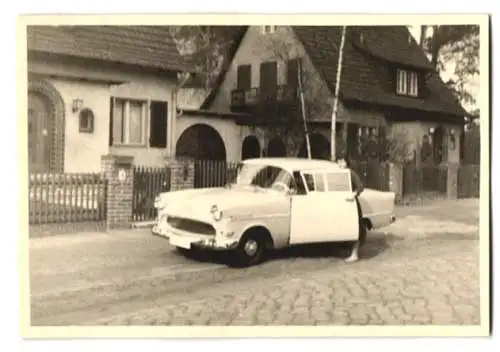 Fotografie Auto Opel Rekord, Hausfrau steigt in PKW