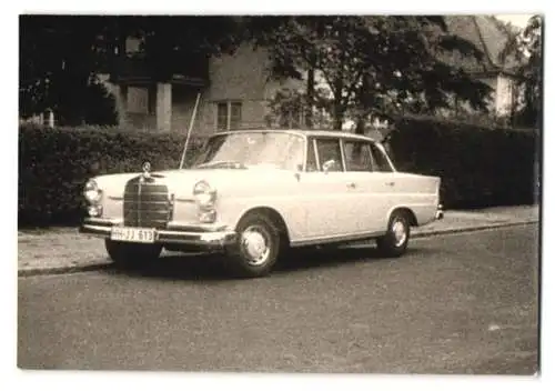 Fotografie Auto Mercedes Benz, weisse Limousine mit Kennzeichen Hamburg