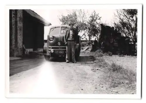 Fotografie Auto Tempo Matador, junger Mann vor Pritschenwagen